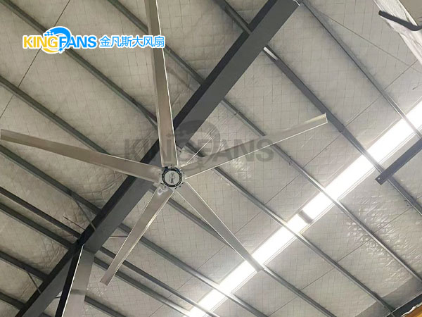 高溫環(huán)境下開(kāi)空調(diào)容易產(chǎn)生大量水霧使用工業(yè)大風(fēng)扇更合理